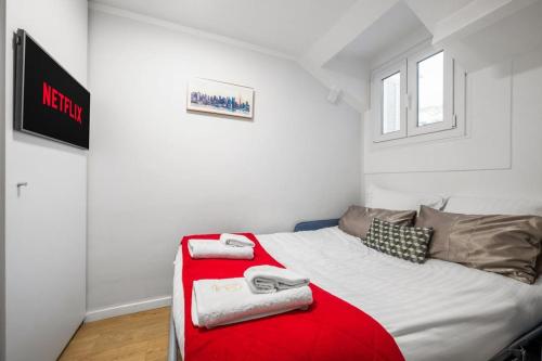 - une chambre avec un lit rouge et blanc et une fenêtre dans l'établissement Le Coq Chiron - AC - Wi-Fi - Monaco border, à Monte-Carlo