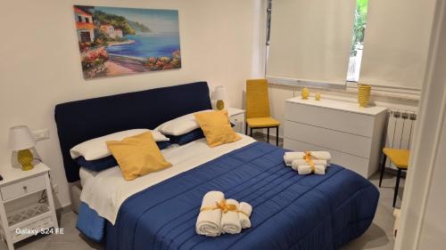 una camera da letto con un letto blu con cuscini bianchi e gialli di MONDELLO MANICK MARE a Palermo