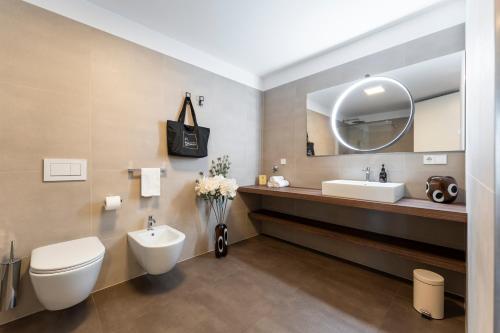 Et badeværelse på Gerharts Premium City Living - center of Brixen with free parking and Brixencard