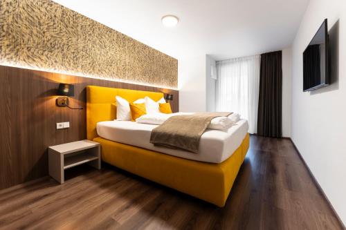 En eller flere senge i et værelse på Gerharts Premium City Living - center of Brixen with free parking and Brixencard