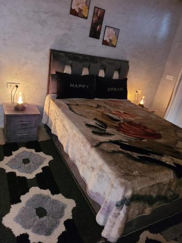 a bedroom with a bed with a happy sleep sign on it at santa barbara in Mansouria
