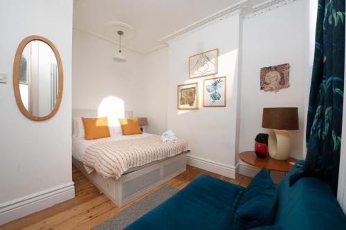 a bedroom with a bed and a mirror at 3 Bedroom 2 Bath Serviced Apartment, Hackney & Shoreditch, Sleeps 8 in London