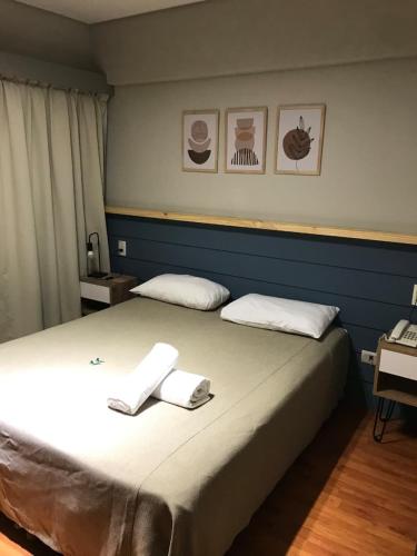 En eller flere senge i et værelse på Viasui Hotel