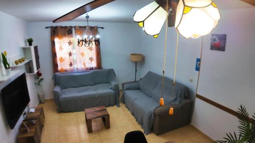 un salon avec deux canapés et une télévision dans l'établissement Apartalux Supreme Suite, à Carboneras