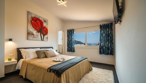 ein Schlafzimmer mit einem Bett und einem Fenster in der Unterkunft Villa Dell'Ulivo con piscina privata By Sicily Home Solutions in Alcamo