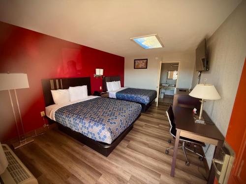 una camera d'albergo con due letti e una scrivania di Econolodge inn ad Athens