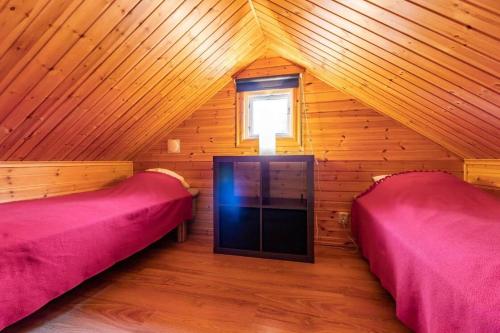 una stanza con due letti in una cabina di legno di KRO893-Hallaryd-Kalvshult-Vaestergard-42 a Kalvshult