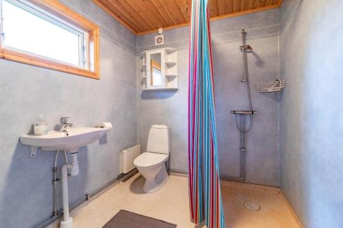 un bagno con lavandino, WC e doccia di KRO893-Hallaryd-Kalvshult-Vaestergard-42 a Kalvshult