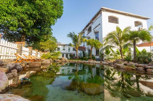 a pool of water in front of a building at Sol Flow Retreat in Nguyên Ngoại