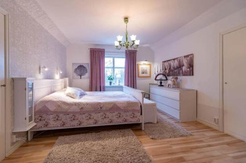 een slaapkamer met een bed, een ladekast en een raam bij JON832-Mansarp-Bondstorp-Bjoerksaeter-1 in Bondstorp