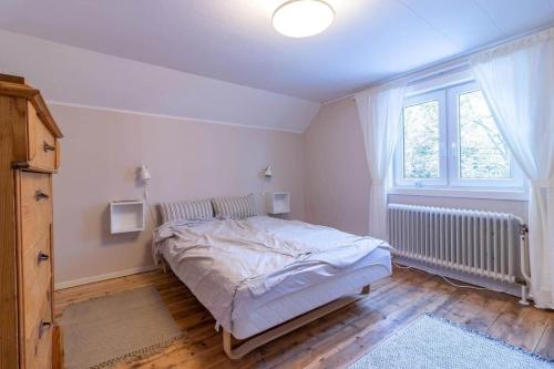 Postel nebo postele na pokoji v ubytování KRO886-Aseda-Tvinnesheda-3