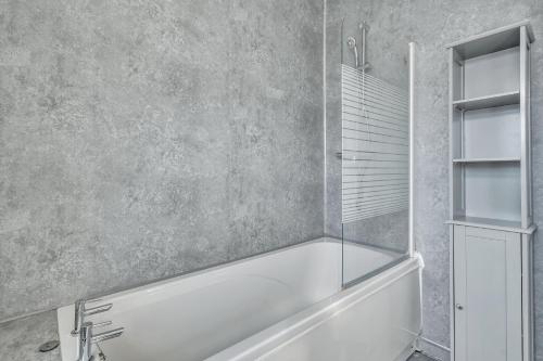 Phòng tắm tại 4 Bedrooms, Sleeps 7, Parking, Near Station, Special for Contractors