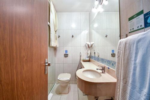 a bathroom with a sink and a toilet at Hotel Jaragua in Joaçaba