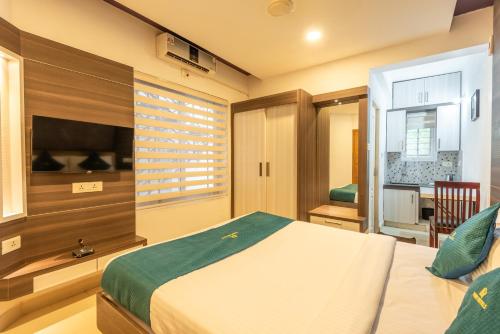 En eller flere senge i et værelse på Daan Ambalath Maple Leaves