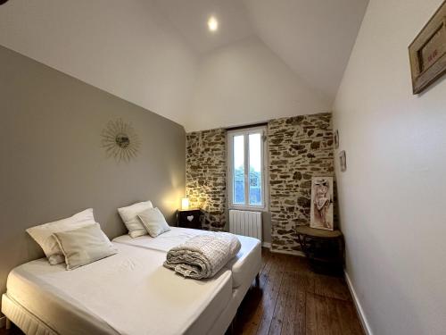 En eller flere senge i et værelse på Eco-gîte La Charmante Des Vallons