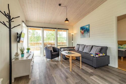 een woonkamer met een bank en een tafel bij DAL956-Dals-Langed-Sandviksudden-5 in Långbron