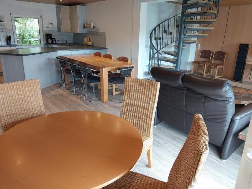 a kitchen and dining room with a wooden table and chairs at Wohnung in Waldnähe in Waltershausen
