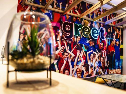 een muur met een afbeelding van een menigte mensen bij Greet Boulogne Billancourt Paris in Boulogne-Billancourt