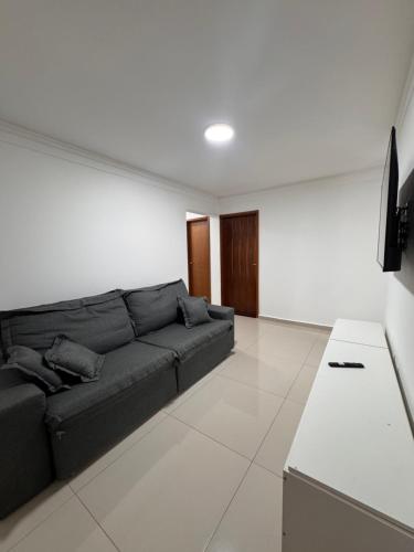 Et opholdsområde på Casa tipo apartamento aconchegante a 3 minutos do Centro e Parque das Águas com vista para as montanhas