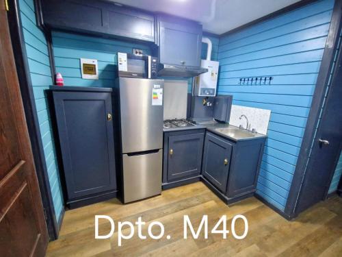 una piccola cucina con frigorifero e lavandino di Wildepartamentos Valdivia TM a Valdivia