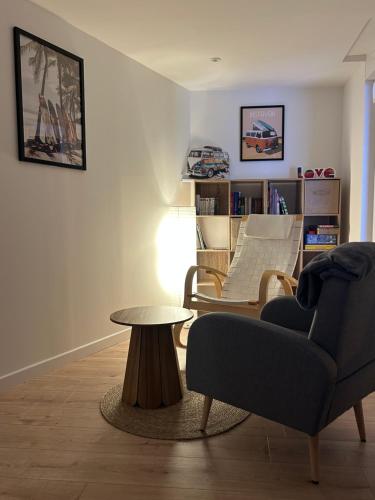 un salon avec une chaise et une table dans l'établissement Proximité du port de Perros Guirec, à Perros-Guirec