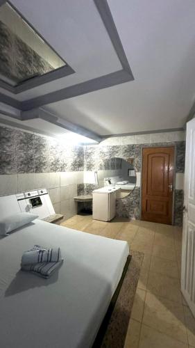 En eller flere senge i et værelse på Hotel Chalex