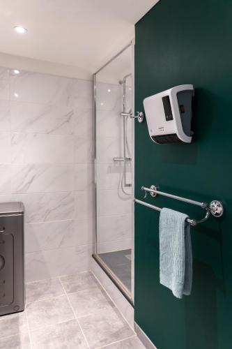 a bathroom with a shower with a glass door at 2 Chambres, Les Dentellières de la Cathédrale in Troyes