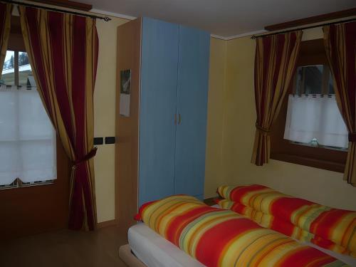 un soggiorno con divano e cuscini colorati di Martin Haus a Livigno