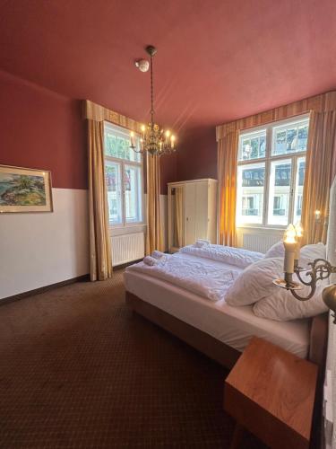 een slaapkamer met een groot bed en twee ramen bij the eighteen86 by keyone in Bad Gastein