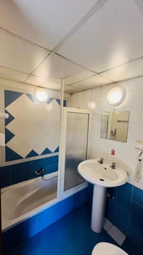 a bathroom with a sink and a toilet and a tub at Quadruple Room 3629 in St. Paul's Bay