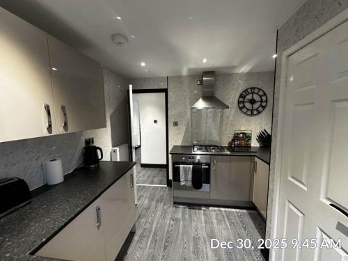 Nhà bếp/bếp nhỏ tại Entire 2 bed modern apartment