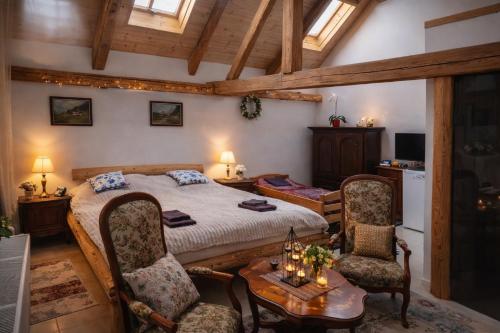 een slaapkamer met een bed, een tafel en stoelen bij Jílová tvrz in Rožmberk nad Vltavou