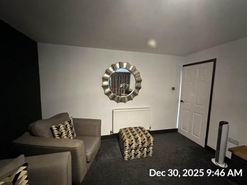 Khu vực ghế ngồi tại Entire 2 bed modern apartment