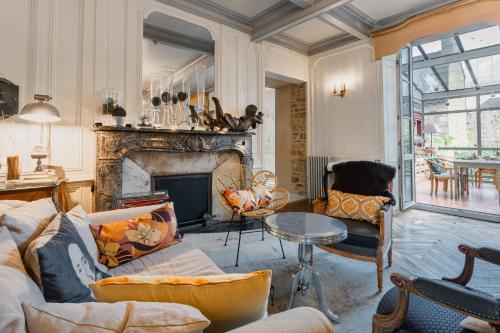 un soggiorno con divano e camino di La Demeure a Guingamp