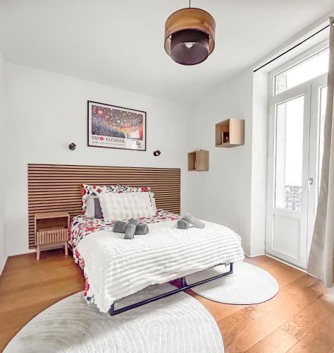 a white bedroom with a large bed in it at Douceur de Vivre à Vichy, T1B, Cosy& Lumineux, 4p in Vichy