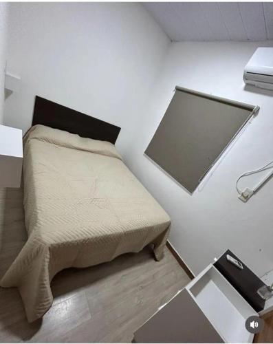 una camera da letto con un letto e una scrivania con uno specchio di Las marias a Paso de los Libres