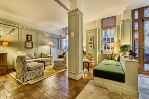 Giường trong phòng chung tại Hotel Maison Monceau