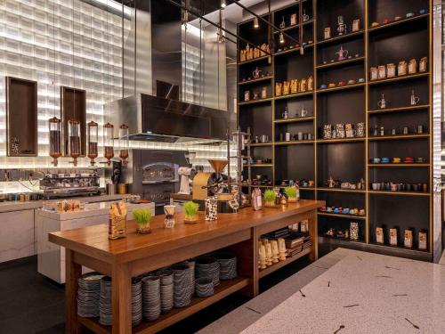 una cucina con bancone e piatti di Fairmont Doha a Doha