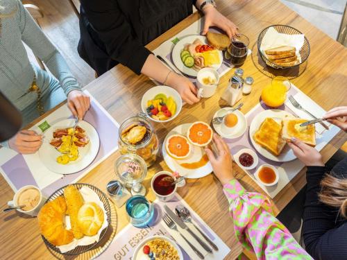a group of people sitting around a table eating breakfast at ibis Styles Graz Messe in Graz