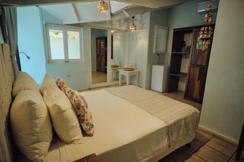 En eller flere senge i et værelse på The Beach Bungalows Tamarindo- Adults Only