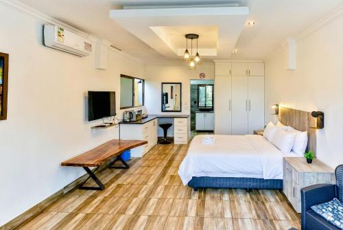 una camera da letto con un letto e una scrivania di Van Gogh a Ballito