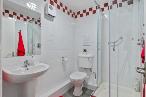 Et badeværelse på 6 Rushbrooke Hotel Apartments Cobh County Cork