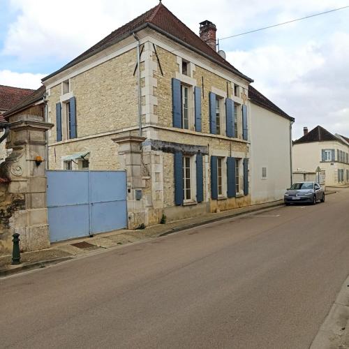 an old building on the side of a street at Mon Jardin Secret in Maligny