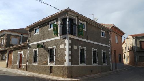 un edificio en la esquina de una calle en Casa Rural Temática Spa Señorío de Montero, en Cenizate