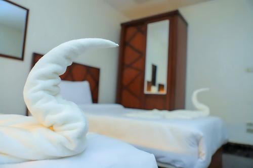 Giường trong phòng chung tại Kings Palace