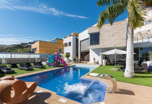 Seaview Villa with Pool, Gym & Home Cinema