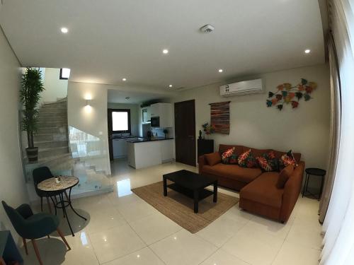 een woonkamer met een bank en een tafel bij The Beach House by JS in Muscat