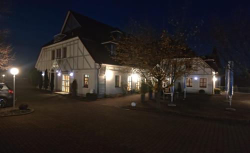 een wit huis 's nachts met lichten aan bij Genusshotel Rhönblick in Ostheim
