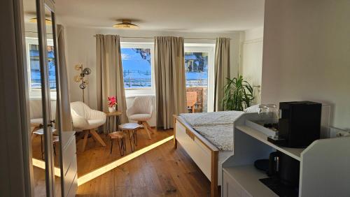 una cucina e un soggiorno con tavolo e sedie di SCHWEIZER Hof a Tamsweg