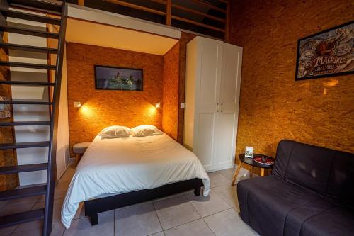 Postel nebo postele na pokoji v ubytování Gîte du Puy Charrier, Proche Puy duFou, Classé 3 étoiles, Plan d'eau privé